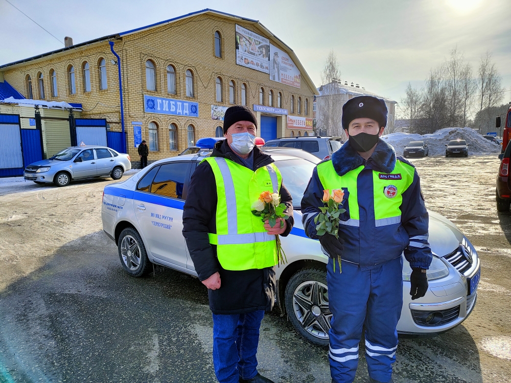 В Марий Эл стартовала акция «Цветы для автоледи»